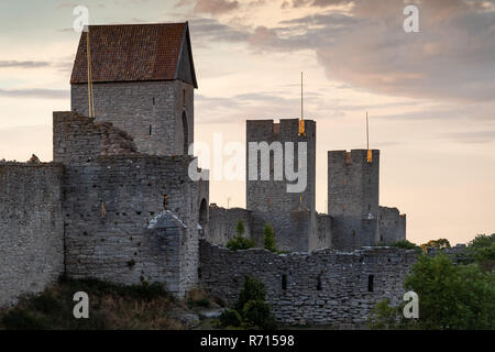 Mura medievali della città con torri difensive, Sito Patrimonio Mondiale dell'Unesco, Visby, isola di Gotland, Svezia Foto Stock