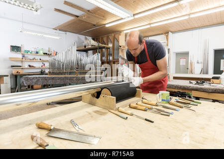 Organaro, il taglio di un organo a canne, pre-intonazione, Laberweinting, Baviera, Germania Foto Stock