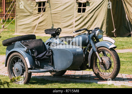 Il vecchio rarità Tricar, Grigio Three-Wheeled motociclo con sidecar di forze tedesche di guerra mondiale 2 Tempo in piedi come in una mostra nel periodo estivo soleggiato parco. Foto Stock