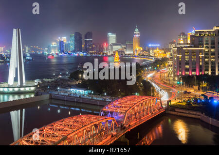 Waterfront il Bund con skyline notturno, Shanghai, Cina Foto Stock