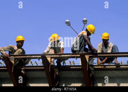 I lavoratori occupati nella costruzione di cavalcavia, Worli, Mumbai Bombay, Maharashtra, India Foto Stock