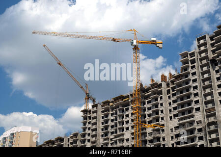 Nuovo alto e moderno appartamento immobili costruzione nel processo ob luminosa giornata soleggiata vista frontale orizzontale Foto Stock