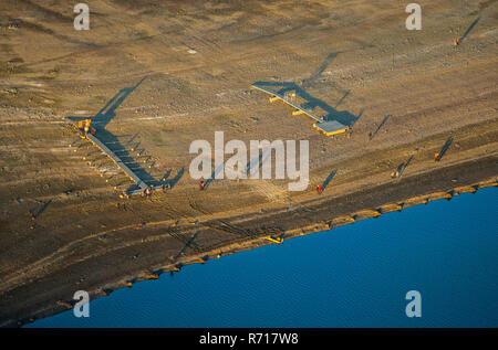 Vista aerea, basso di acqua nel serbatoio di Möhnesee e ampia area di shore, gli ormeggi per le barche sono a secco, Arnsberger Wald nature park Park Foto Stock