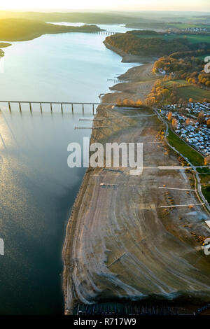 Vista aerea, basso di acqua nel serbatoio di Möhnesee e ampia area di shore, gli ormeggi per le barche sono a secco, Arnsberger Wald nature park Park Foto Stock