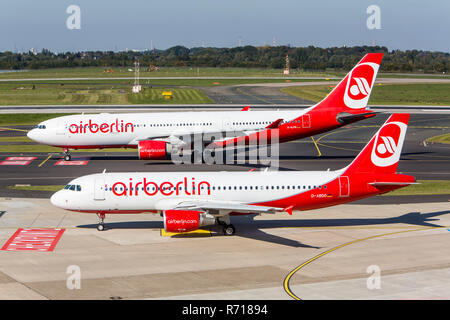 Air Berlin Airbus A320 e Airbus A330 dietro, l'aeroporto internazionale di Düsseldorf, Düsseldorf, Renania settentrionale-Vestfalia, Germania Foto Stock