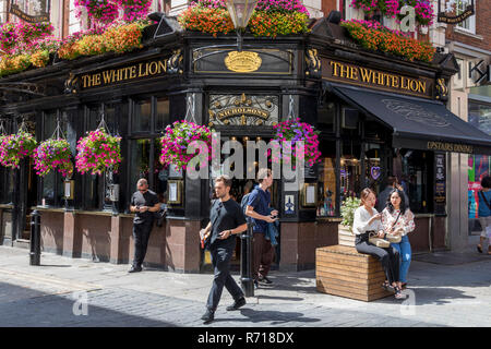 Famoso Pub The White Lion, Covent Garden, Londra, Regno Unito Foto Stock