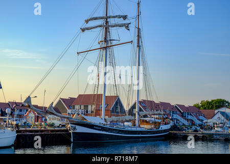 Klintholm Havn, Moen Isola, Danimarca - Agosto 16, 2018: La goletta BANJAARD è ormeggiata nel porto di Klinholm Havn. Foto Stock