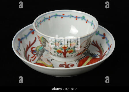 Testa e piattino con doppio ritratto della Principessa Guglielmina di Prussia e del principe Guglielmo V, tazza e piattino di bere utensili porta stoviglie Ceramica Porcellana smalto cup, cotto vetrate dipinte di blu rosso marrone giallo verde nero su bianco. In underglaze blue: diffondere i fiori nell'anima del piattino e all'esterno della coppa e un quasi a zig-zag garland con linee rette. In overglaze colori: doppio ritratto della Principessa Guglielmina di Prussia e del principe Guglielmo V su entrambi i lati di arancio circondato da riccioli PWD5 (dipinto e cotto al forno piatto anteriore) Orange Nassau stadholder Prince Prince W Foto Stock