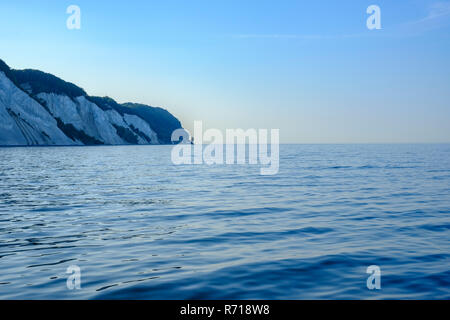 Møns Klint, chalk scogliere di Isola Moen, Danimarca, Scandinavia, Europa, come si vede dal offcoast. Foto Stock