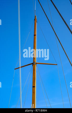 I dettagli di un armamento di una fresa a vela crea un'atmosfera marittima. Foto Stock