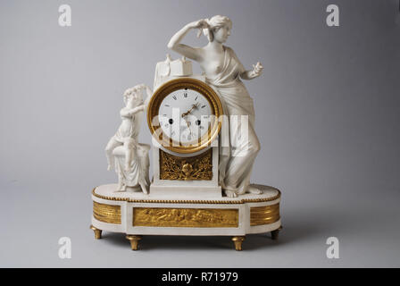 Empire gioco da tavolo, orologio a pendolo di orologeria strumento di misurazione biscotto di ceramica bronzo ottone acciaio smaltato, piede di forma allungata con i lati arrotondati anteriore e posteriore. Al centro stele contenente l'orologio. Sul lato destro di figura femminile con wc fa uso di attributi nella casella nella parte superiore della stele; sulla sinistra bambino su uno sgabello che sta guardando a lei. Sei round in bronzo dorato gambe. Il bianco quadrante in smalto impostato in bronzo dorato cerchione con la denominazione di Parigi. Cast in bronzo dorato mani l'orologio è tipico francese la precisione di un orologio a pendolo con ancoraggio e percussioni con il disco di chiusura. Due coppette sul metallo colato Foto Stock