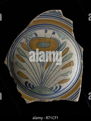 Frammento di piatto in maiolica, specchio convesso, Polychrome, fiore sul terreno, piastra di supporto delle stoviglie suolo trovare ceramica smalto di terracotta, cotta sotto coperta con smalto di piombo. Polychrome waised anima del pancake piatto o un piatto di insalata di archeologia Rotterdam decorare cibo scoperta del suolo Rotterdam 1940. Foto Stock