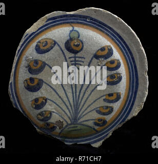 Frammento di piatto in maiolica policroma,, fiore con boccioli su a ventaglio stocchi, piastra di supporto delle stoviglie suolo trovare ceramica smalto di terracotta, cotta sotto coperta con smalto di piombo. Polychrome waised anima di pancake piatto o un piatto di insalata di archeologia decorare servono cibo tulip varietà Foto Stock