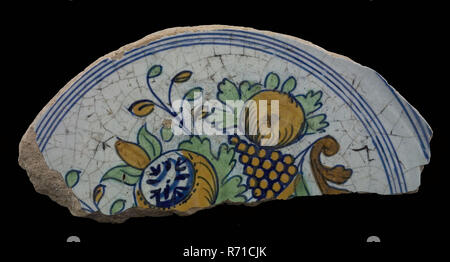 Frammenti di piatto in maiolica, Polychrome, coppa di frutta su un piede, piastra piatto porta-stoviglie suolo trovare ceramica smalto di terracotta, cotta sulla parte inferiore ricoperta con smalto di piombo. Arancione policromo grappoli di uva con contorni blu archeologia Rotterdam decorare che serve cibo reperto archeologico nel suolo di Rotterdam 1941. Foto Stock