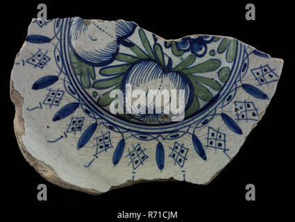 Frammento di piatto in maiolica, verde e blu su bianco, uva e mele sullo specchio convesso, piastra piatto porta-stoviglie suolo trovare ceramica smalto di terracotta, cotta sotto coperta con smalto di piombo. Blu policromo di frutta e foglie verdi. Decorare l anima di pancake piatto o un piatto di insalata di archeologia Foto Stock