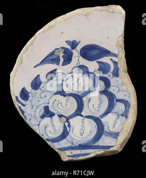 Frammento di piatto in maiolica, blu su bianco, con frutta impilate, soprattutto mele e pere, piastra piatto porta-stoviglie suolo trovare ceramica smalto di terracotta, cotta sotto coperta con evidente vantaggio lo smalto. Archeologia monocromatica adornano che serve cibo Foto Stock