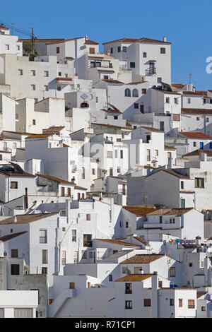 Casares, provincia di Malaga, Andalusia, Spagna meridionale. Iconico bianco-lavato Mountain Village. Popolari escursioni terrestri da Costa del Sol. Foto Stock