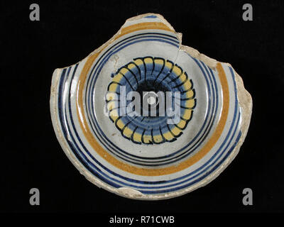 In maiolica, sale ciotola, Polychrome, Rosetta, firmato, sale ciotola canna di sale da tavola titolare trovare terreno terracotta ceramica smalto cotto sulla parte inferiore ricoperta con smalto di piombo. Policromi. Firmato entro l'anello stand la sigla A archeologia Rotterdam decorare che serve cibo che serve il sale condimento reperto archeologico nel suolo di Rotterdam 1940. Foto Stock