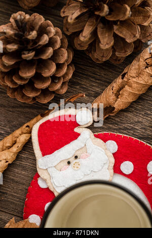 Fatte a mano Santa Claus Mug Mat, marrone su sfondo di legno Foto Stock