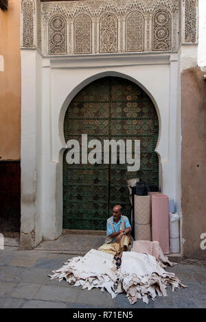 Vecchi negozi all'interno della Medina di Fes el Bali Foto Stock