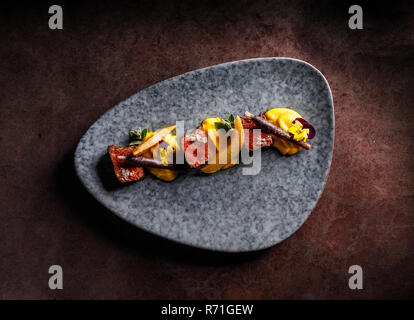 Lombo di cervo con purè di patate dolci, sbiancato viola carote, Vino Marmellata di mele cotogne Foto Stock