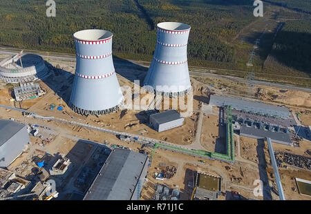 Indagine di antenna di una centrale nucleare in costruzione. L'installazione e la costruzione di un impianto di alimentazione. Energia nucleare Foto Stock