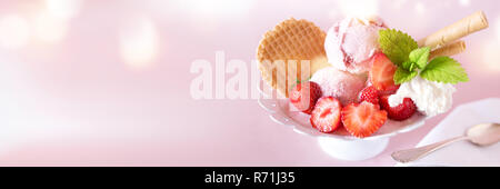 Gelato con fragole e waffle Foto Stock