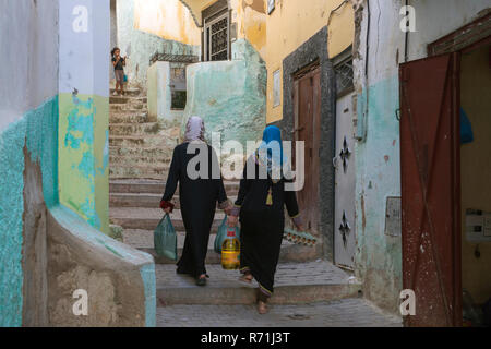 La città di Moulay Idriss è un importante luogo di pellegrinaggio, incastonato nella montagna Riif vicino a Meknes Foto Stock