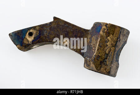 Incomplete, bronzo tocca con beccuccio a forma di animale stilizzata testa, toccare suolo di parte trovare bronzo metallico di rame, chiazzato grigio metallo giallo tocca con beccuccio a forma di animale stilizzata testa becco curvo con lati piatti. La curvatura soltanto nella parte inferiore. Il tubo conico nella parte posteriore è mancante? Sul lato sinistro e sul lato destro del tubo di lancio è presente un foro archeologico città di Rotterdam Mariniersweg triangolo gru componente contenitore botte di vino birra scoperta del suolo: Mariniersweg Rotterdam 1983. Foto Stock