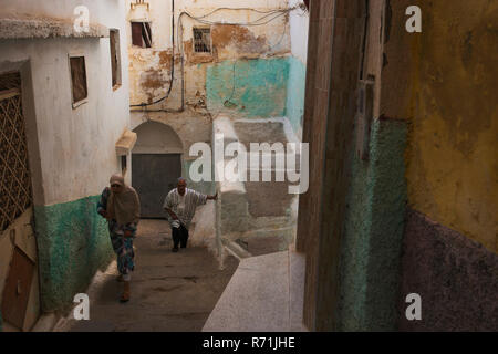 La città di Moulay Idriss è un importante luogo di pellegrinaggio, incastonato nella montagna Riif vicino a Meknes Foto Stock