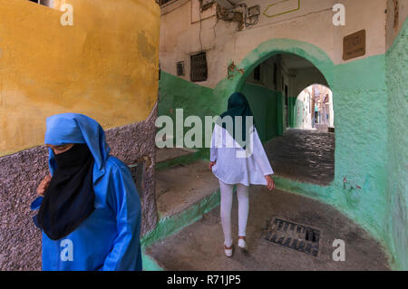 La città di Moulay Idriss è un importante luogo di pellegrinaggio, incastonato nella montagna Riif vicino a Meknes Foto Stock