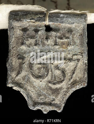 HH, tetto piombo, schermo a forma di piastra di copertura con 1637, iniziali HH e etichetta di testo, intrecciatura marchio piombo piombo metallico biancheria? H 5,7, slater Poortugaal Albrandswaard Foto Stock
