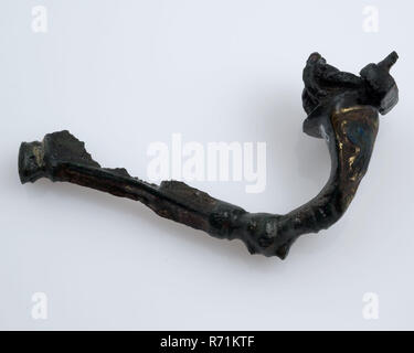 Fibula in bronzo o mantello pin decorate con smalto, parte dell'ago rimane, perone lampo trovare terreno di bronzo smalto, panna montata in ghisa bronzo disegnato dalla fibula o mantelpiece. Schiena curva. Presso il pezzo più ampio intarsiato con smalto archeologia Spijkenisse tempo romano Alto Medioevo abito perni di fissaggio suolo scoperta Spijkenisse. Foto Stock