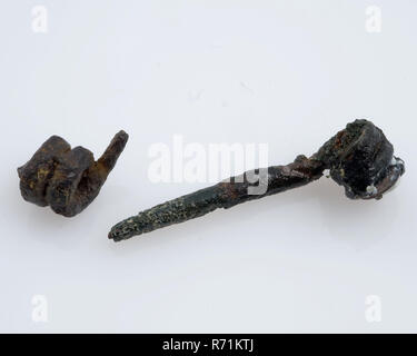 Fibula in bronzo o mantello pin, curve strette e modello, il perone lampo trovare terreno di bronzo, stampato mantecato disegnato dalla fibula di bronzo o mantello pin (). Curve strette e modello. Alla fine lunga 'shoe' come fissare l'ago. Frammento di estremità arricciate dell'ago, archeologia Spijkenisse tempo romano Alto Medioevo abito perni di fissaggio suolo scoperta Spijkenisse. Foto Stock