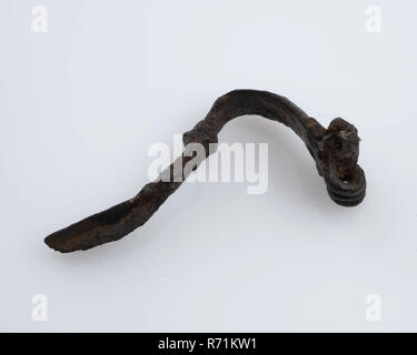 Fibula in bronzo o mantello pin, stretta modello curvo, perone lampo trovare terreno di metallo in bronzo, in ghisa bronzo disegnato dalla fibula o mantello contatto stretto e modello curvo ago fibula archeologia Spijkenisse tempo romano Alto Medioevo abito perni di fissaggio suolo scoperta Spijkenisse. Foto Stock