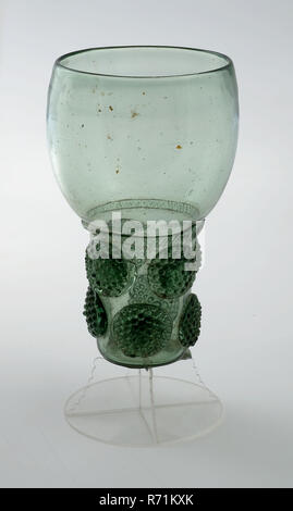 Frammento di una parte del piede e del suolo, del tronco e il calice del Roemer, roemer wineglass bicchiere bere utensili da tavola titolare trovare il suolo della foresta di vetro Vetro h 11,5, libero bruciato e vetro formato applicazione Frammento del piede e gambo inferiore e la coppa del Roemer in chiaro vetro verde foresta (vetro) dalla filatura filo di vetro del piede ancora parti di due giri. Sollevate leggermente il terreno con pontilemark tronco cilindrico con due righe ciascuno con quattro gemme di rovo tra lo stelo e il calice e frastagliate a tutto tondo di filo di vetro spaziose calice ovoidale archeologia che serve da bere il vino Foto Stock
