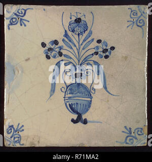 Piastrella, Vaso di fiori, decor blu bianco, massa angolo buoi di riempimento di testa, parete piastrelle Piastrelle in ceramica scultura in terracotta tinglage smalto h 12.4, ceramica Foto Stock