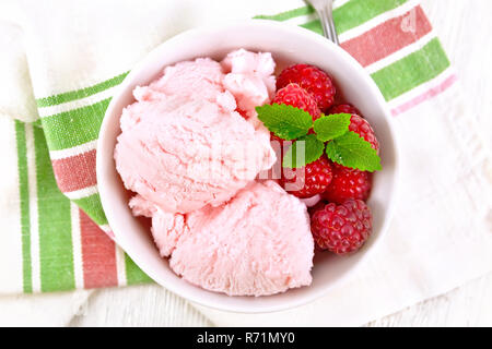 Ice Cream crimson nel recipiente a bordo di sommità Foto Stock