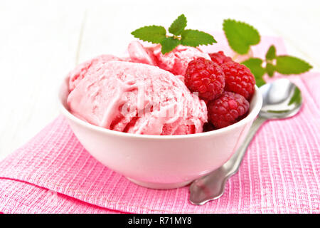 Ice Cream crimson con Menta in vaso a bordo Foto Stock