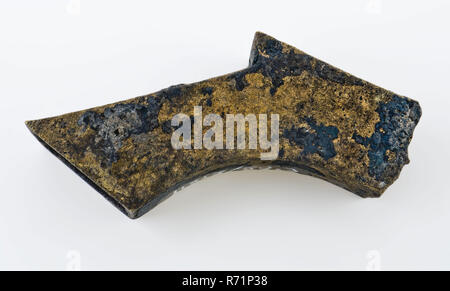 Beccuccio del rubinetto in rame, il tubo di lancio parte terreno scoperto il rame metallico, cast archiviato chiazzato nero con giallo-Beccuccio in metallo del rubinetto in forma stilizzata della testa di animale beccuccio ricurvo con lati piatti. La curvatura soltanto nella parte inferiore. Piccolo labbro sporgente nella parte superiore del frontale archeologia Rotterdam tunnel ferroviario Rubinetto Rubinetto componente porta canna vino birra scoperta del suolo: traiettoria tunnel ferroviario di Rotterdam. Foto Stock