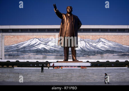 Una gigantesca statua in bronzo di Kim Il Sung domina da un colle di Pyongyang, circondato da realismo socialista sculture. Foto Stock