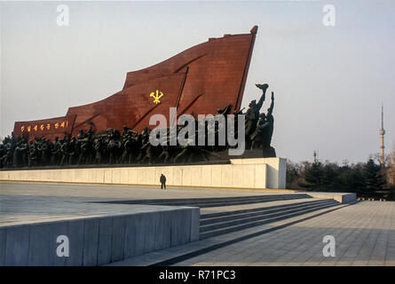 Una gigantesca statua in bronzo di Kim Il Sung domina da un colle di Pyongyang, circondato da realismo socialista sculture. Foto Stock