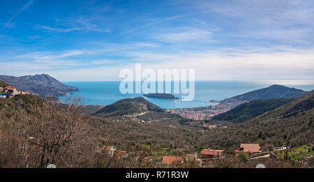 Panorama della baia e la città di Budva Foto Stock