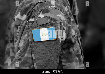 Bandiera del Guatemala sul braccio del soldato. Bandiera del Guatemala sul uniformi militari (collage). Foto Stock