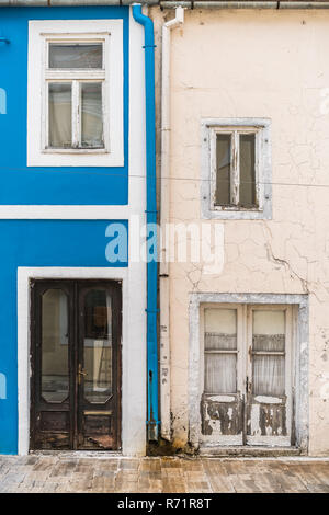 Bianco e blu home facciata a Cetinje Foto Stock