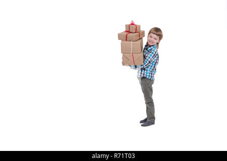 Felice ragazzo giocando con i regali di Natale Foto Stock