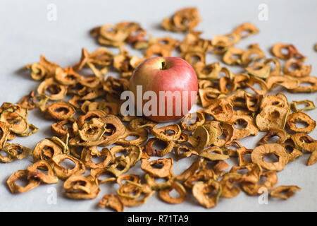 Secche mele a fette giacciono su tessuto di lino. Frutta secca Frutta sciroppata per la cottura. Foto Stock