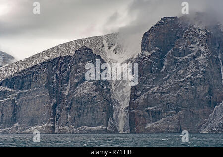 Bocchetta a lancia drammatico in una scogliera Costiera Foto Stock