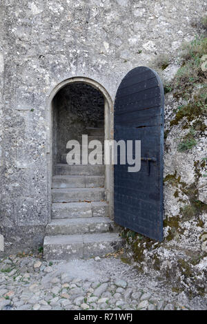 Protezione in metallo porta, portale ad arco & sentiero acciottolato nella cittadella medievale, castello o fortezza Sisteron Alpes-de-Haute-Provence Provence Francia Foto Stock