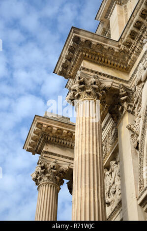 Stile classico e colonne su Porte d'Aix (1825-1839) aka Porte Royale, un arco trionfale e Memoriale di guerra o il Monumento della Vittoria Marsiglia Francia Foto Stock